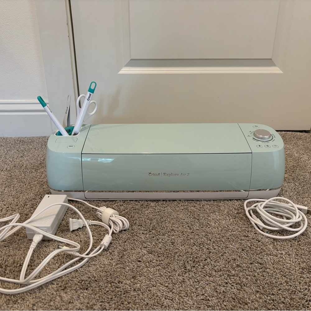 Cricut Explorer Air 2 | Included with cricut basic tools set, and with cords!